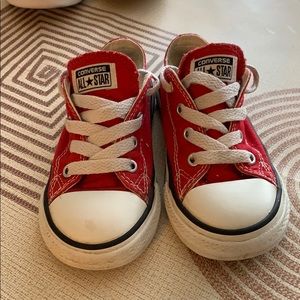 Little kids converse